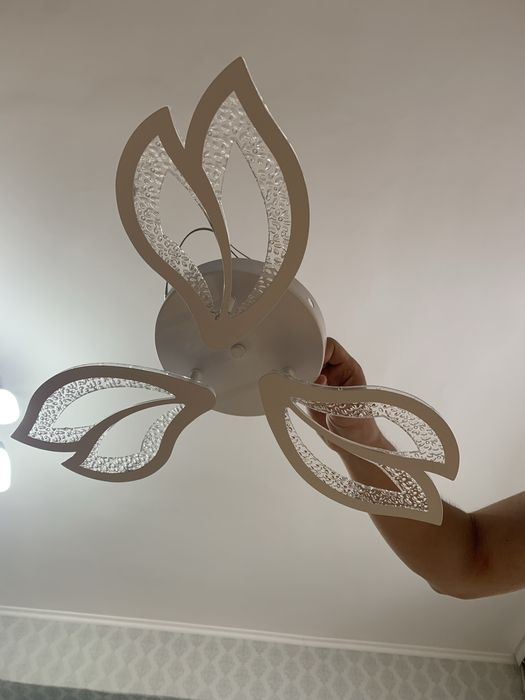 Продам люстру потолочную