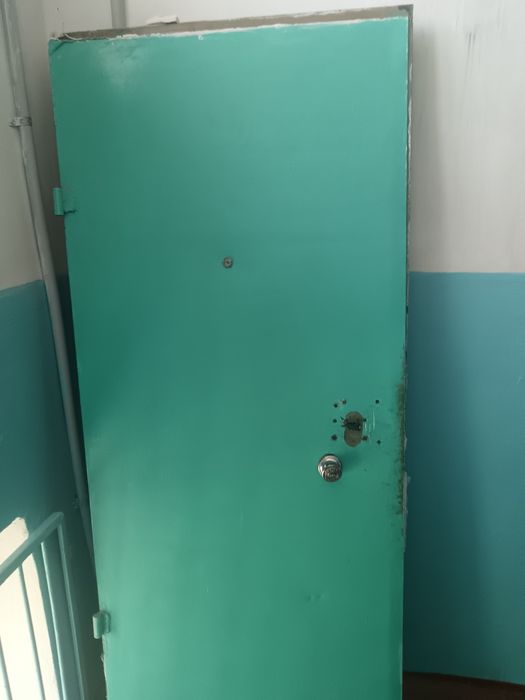 Продам железную дверь с коробкой и ключами