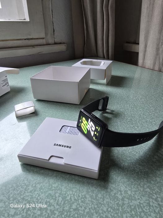 Чисто нова смарт гривна Samsung Galaxy fit 3