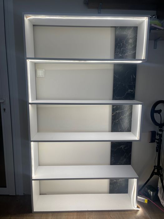 Шкаф със лед светлини