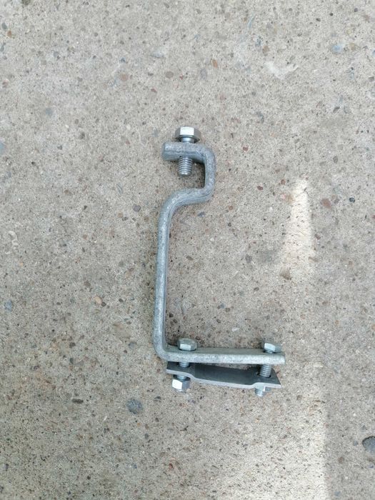 кронштейн и хомут для крепления заземления