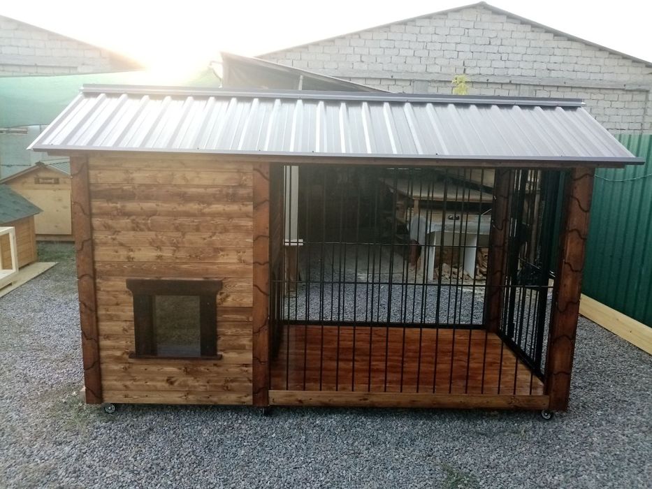 Вольер с будкой для собаки.