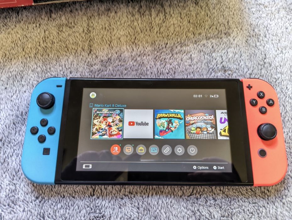 Nintendo Switch V2 (HAC-001-01) + Mario Kart 8, Animal Crossing, Luigi's Mansion 3