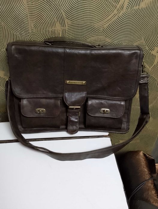 Мъжка чанта ест. кожа 40/37,чантичка на Босс23/20,зимни обувки №40