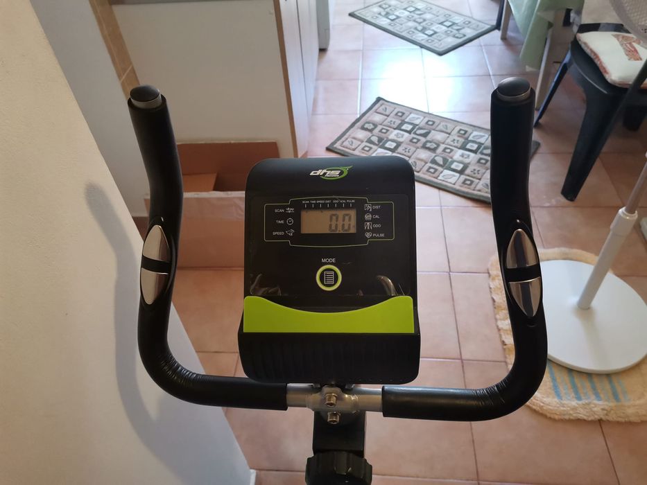Canapea din stofa cu fotoliu pat și Bicicleta