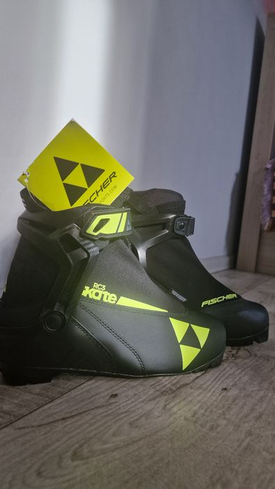 Продам новые лыжные ботинки