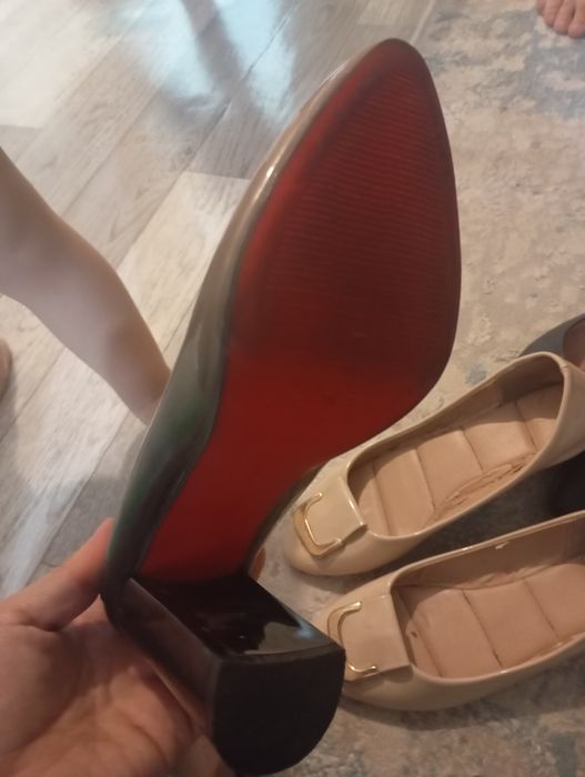 Продам женскую обувъ
