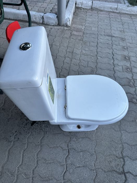 Унитаз в хорошем состояние