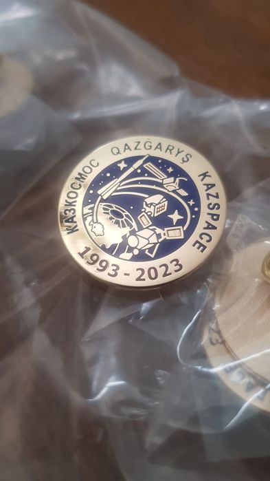 Продам значки на тему космоса