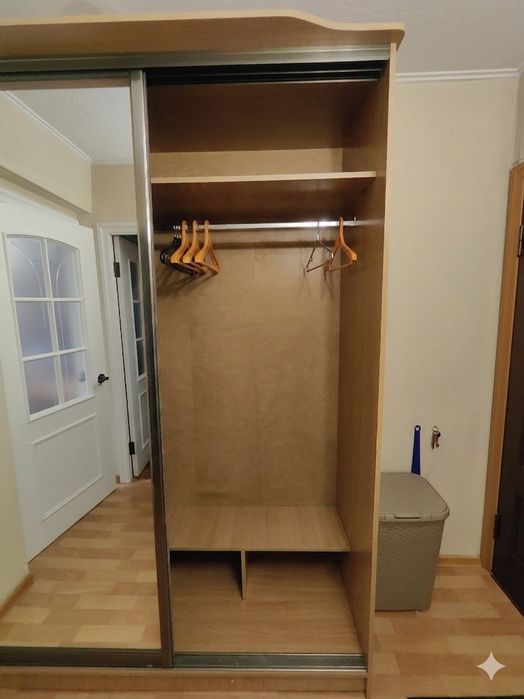 Продам шкаф купе с зеркалом