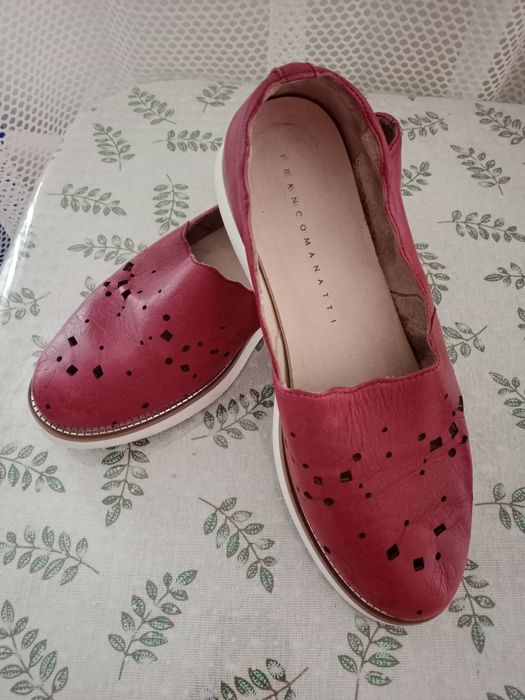 Продам 40-41р. женскую обувь .