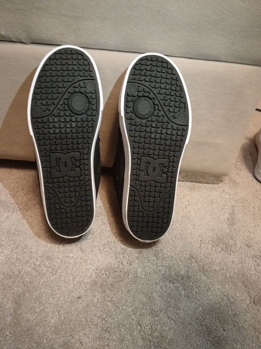 Чисто нови DC обувки