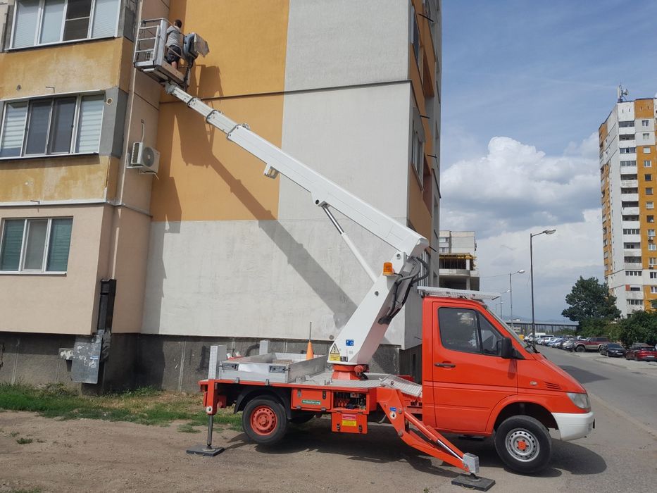 Рязане на дървета с автовишка