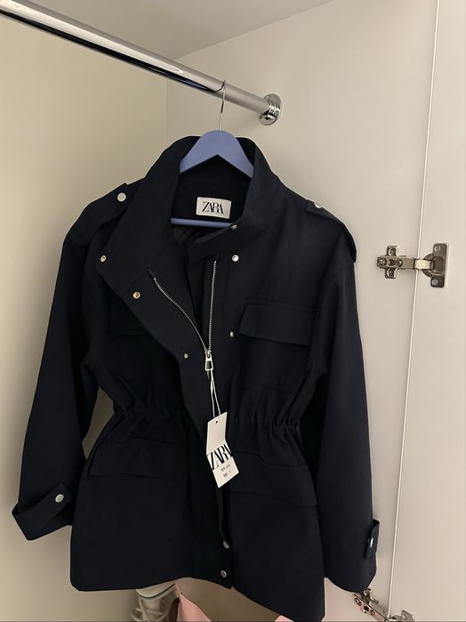 Тёмно-синяя ветровка от Zara
