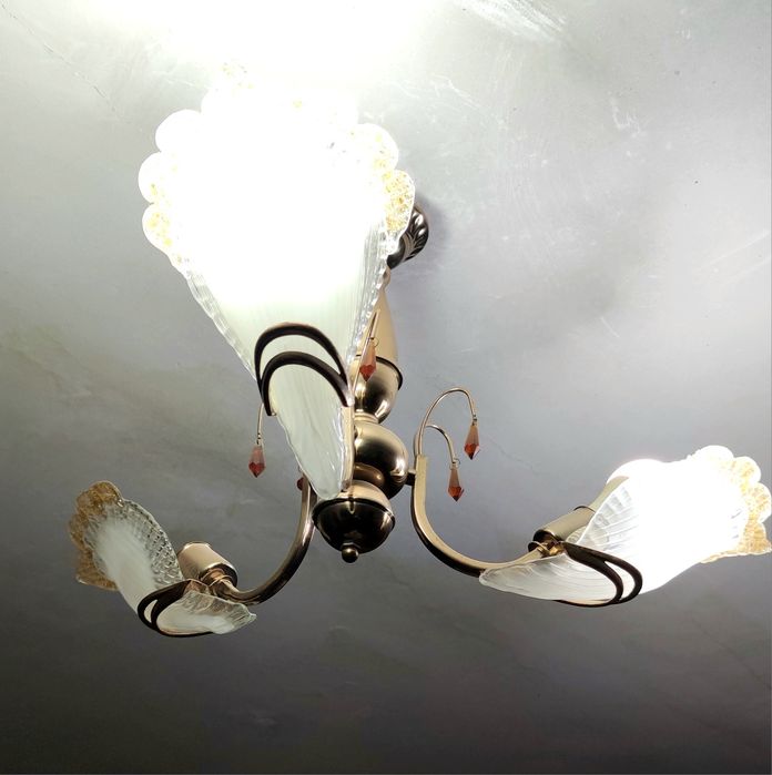 Люстра с тремя плафонами