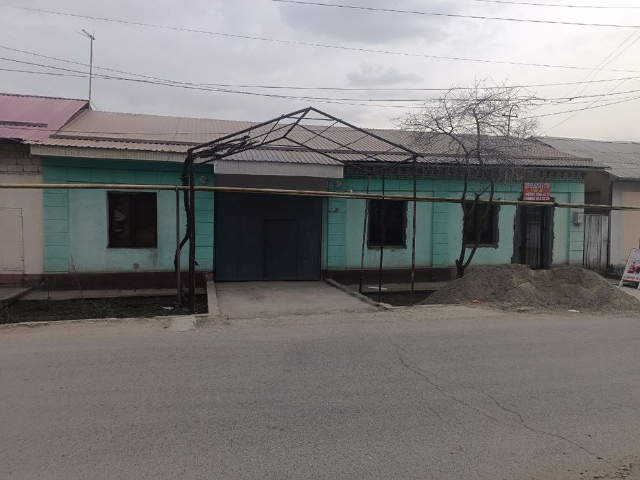 Uy sotiladi  8 xonaliy  yer maydoni 7 sutik