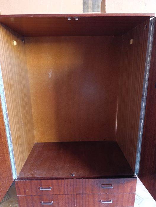 Шкаф из красного дерева