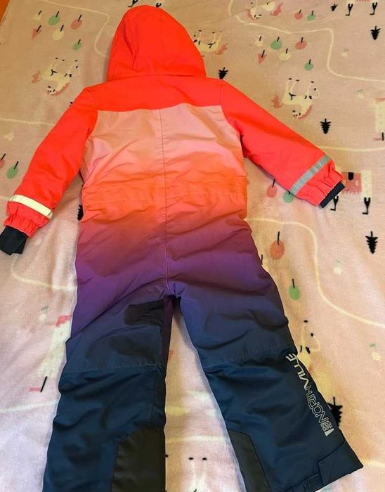 Costum de schi cu gluga