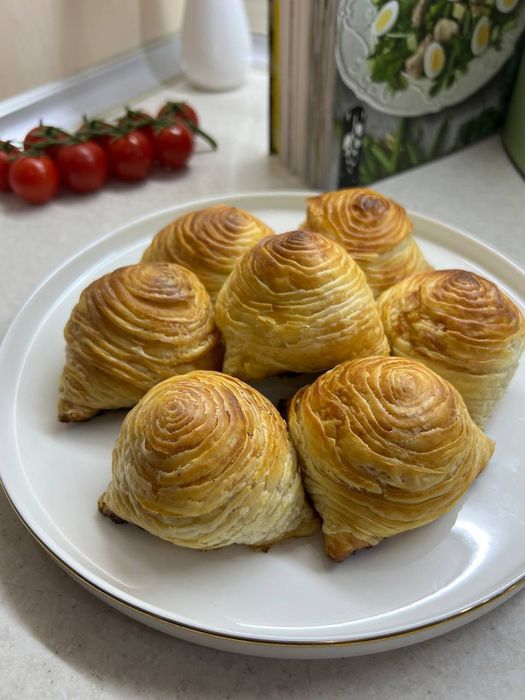 Somsa, xonim, manti xamirlari sotiladi.