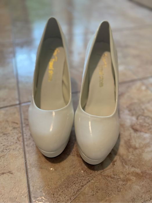 Чисто нови бели токчета