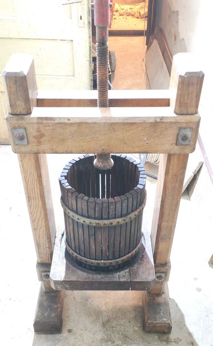 Teasc de vin antic din lemn masiv – piesă rustică autentică, perfect funcțională