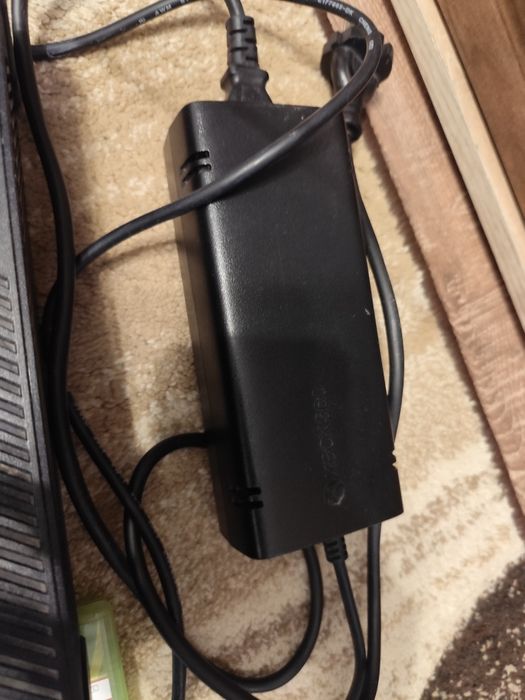 Vând Xbox360 cu 4 jocuri +2controalere