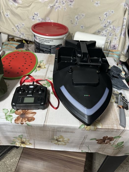 Barcă de nădire cu 3 Cuve V020 cu GPS + scaun cadou