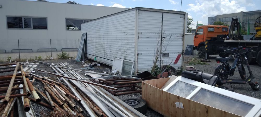 Фургони за склад и за живеене