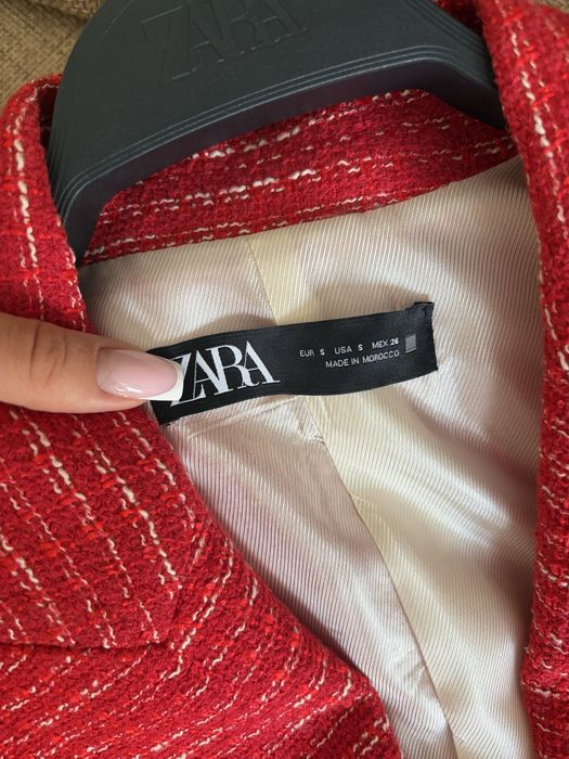 Червено сако на Zara
