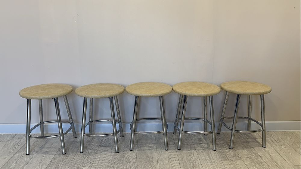 Продам стол и табуретки