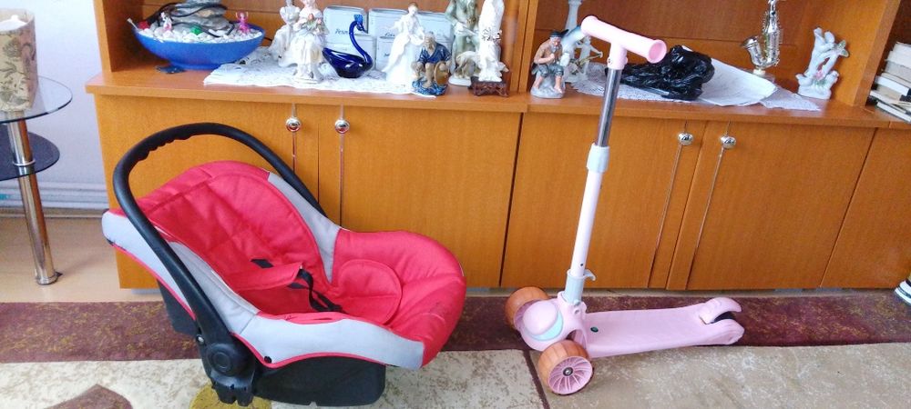 Se vând împreună 100 lei