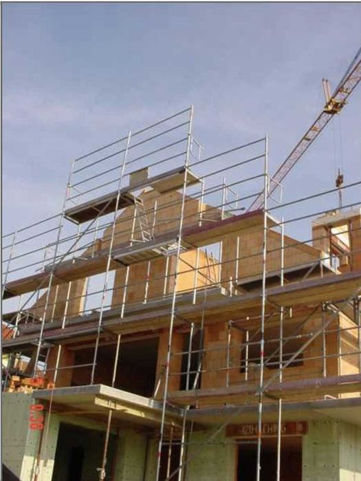 Schelă  si placă compactoare de închiriat