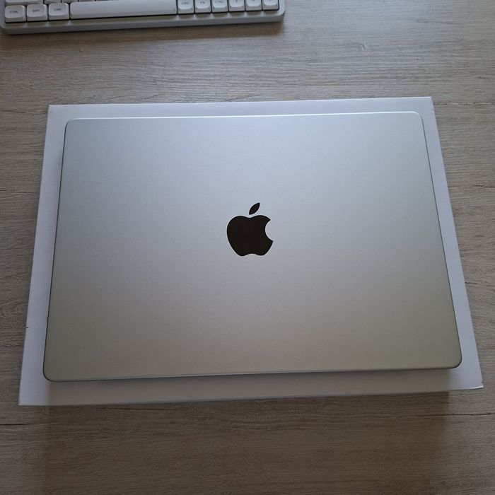 Macbook pro m5 14inch, 32/1tb silver