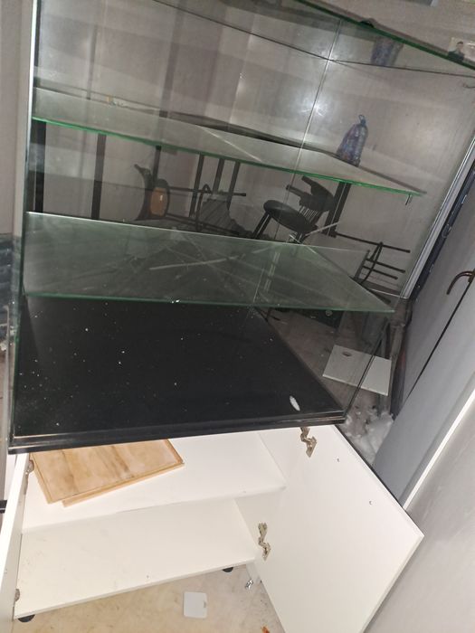 Продам десертную витрину. Срочно