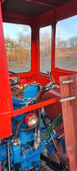 Vând  Tractor  cu  Plug