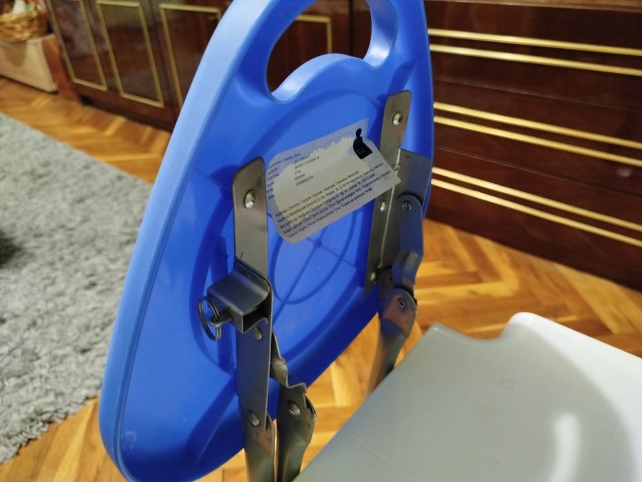 Маса с два броя сгъваеми столове.