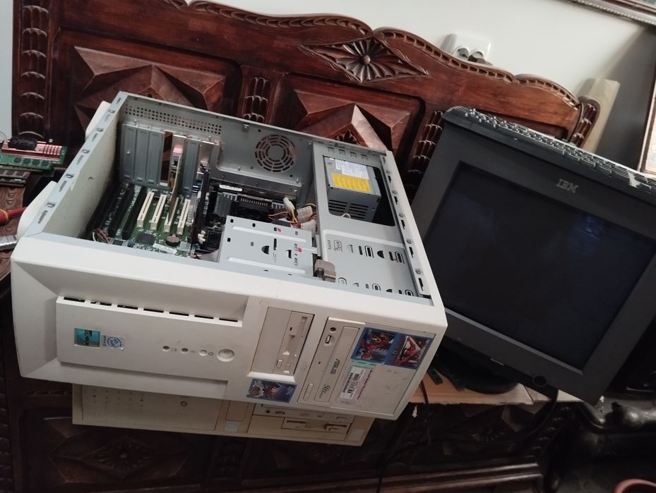 Unitate P III /700Mhz , OPBX4 cu SDRAM ,picioare rabatabile carcasă