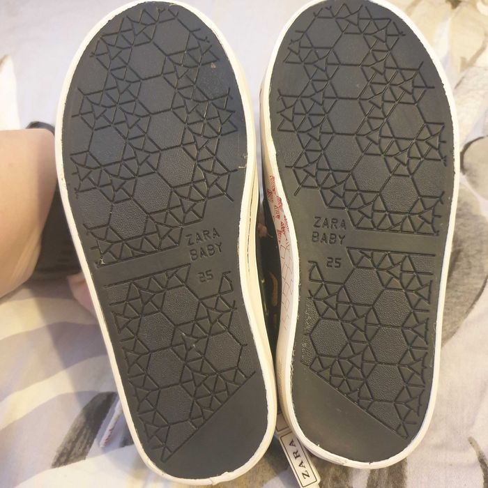 Детски обувки и буйки различни размери