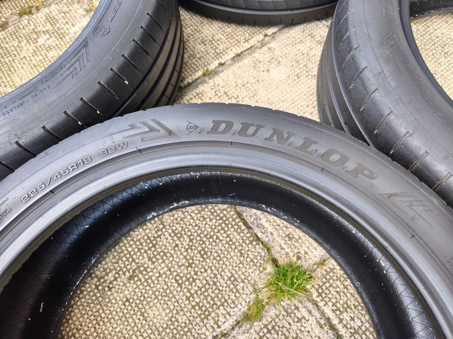 Летни гуми 19 ' цола DUNLOP 225  / 45/ R19 4 броя