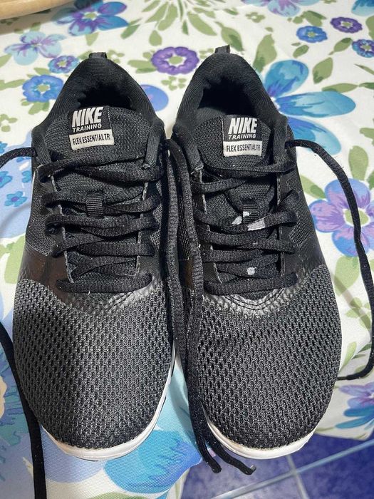 Adidas nike, culoare negru, sezon primavara/vara ca noi.