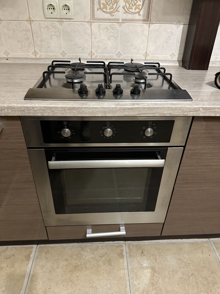 Кухня с вытяжкой, газовой варочной поверхностью и духовым шкафом: 330 ...