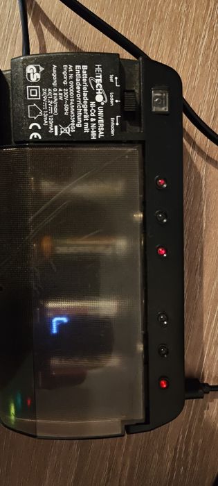 Încărcător universal de batrlerii AA AAA și pătrate