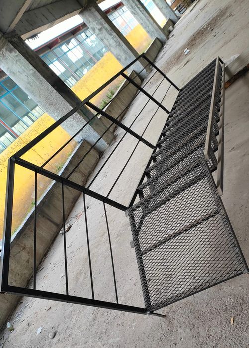 Vând scara metalică