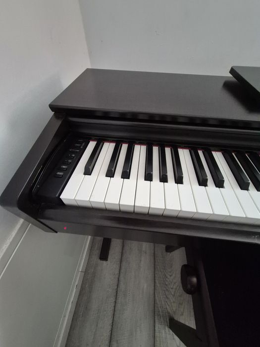 Pianina de vânzare Arius Yamaha