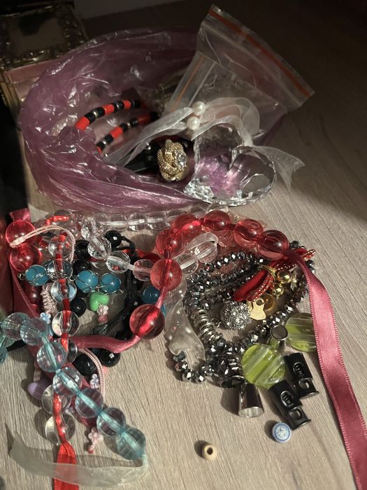 Дребни мъниста, копчета и топчета