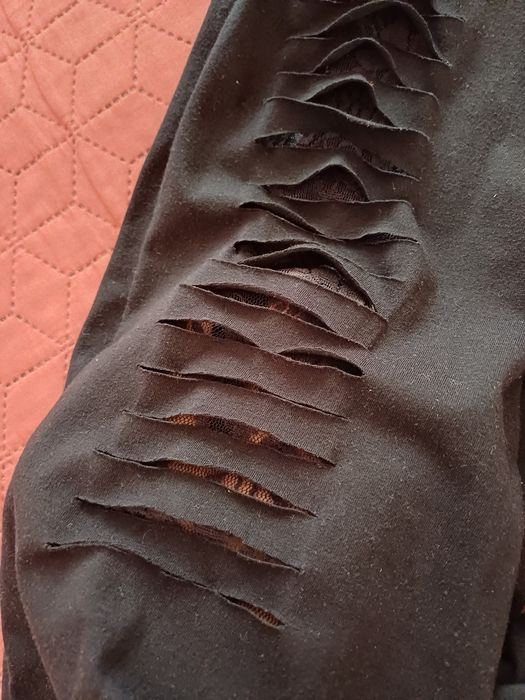 Vand colanți lungi cu model in față, marimea M. Materialul ce se vede sub tăieturi este dantelă.
