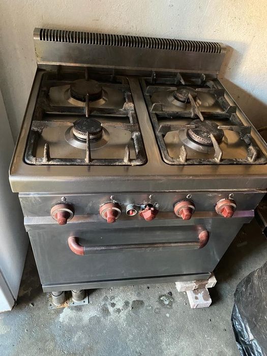 Aragaz cu 4 arzatoare si cuptor pe gaz