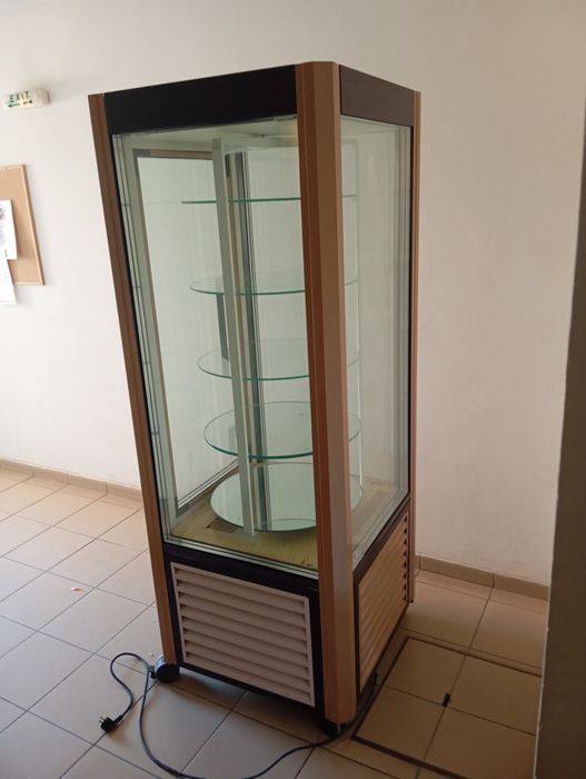 Хладилна витрина за торти