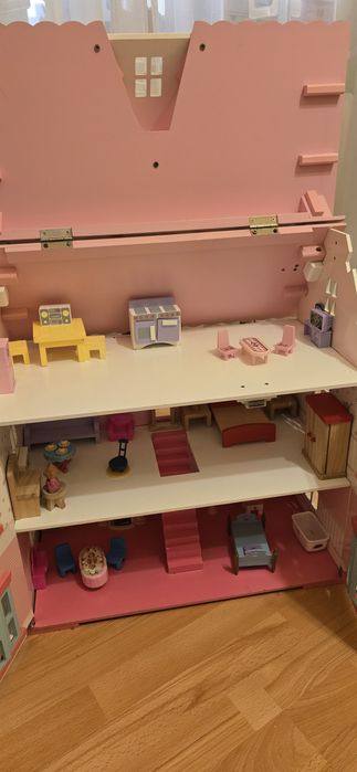 Casuta de păpuși din lemn cu mobila