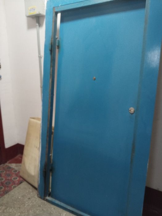 Продам металлическую дверь